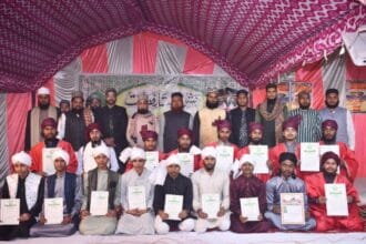 فارغین مدرسہ کو سند اور رداء فضیلت سے نوازا گیا