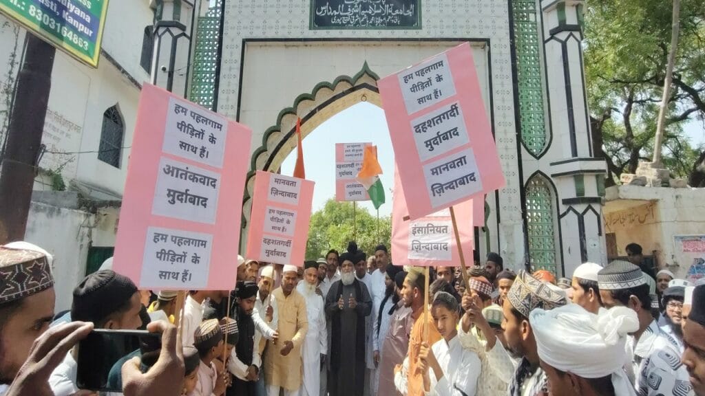 کالا عمامہ کالی پٹی باندھ کر دہشت گردانہ ھملے کی مذمت