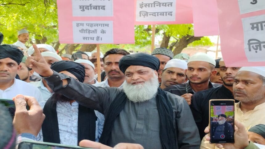 کالا عمامہ اور کالی پٹی باندھ کر دہشت گردی کی مخالفت