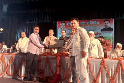 دانش آزاد نے ذکی طارق بارہ بنکوی کو ان کی خدمات پر اعزاز سے نوازا