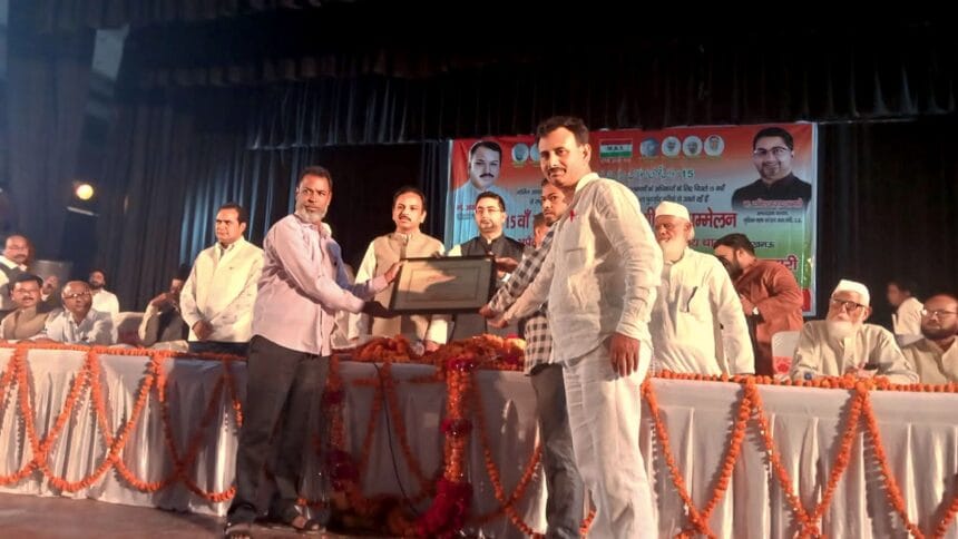 دانش آزاد نے ذکی طارق بارہ بنکوی کو ان کی خدمات پر اعزاز سے نوازا