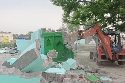 اترپردیش: 350 سے زائد مسجد، مدرسوں پر کارروائی، کہیں تالا تو کہیں بلڈوزر