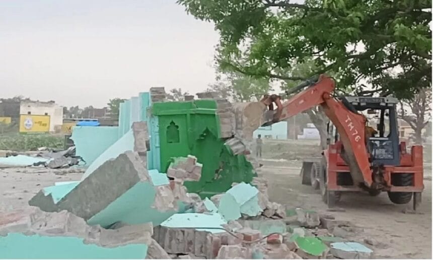 اترپردیش: 350 سے زائد مسجد، مدرسوں پر کارروائی، کہیں تالا تو کہیں بلڈوزر